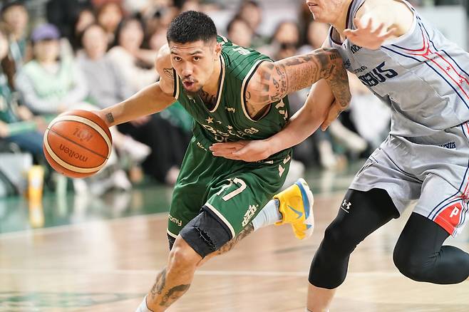 원주 DB 이선 알바노는 16일 원주DB프로미아레나에서 열린 울산 현대모비스와 2025-26 프로농구 경기에서 27점 6어시스트로 활약해 팀의 90-80 승리를 이끌었다. (KBL 제공)