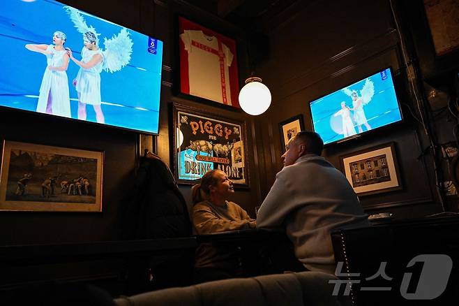 올림픽 개회식을 지켜보는 이탈리아 팬들 ⓒ AFP=뉴스1