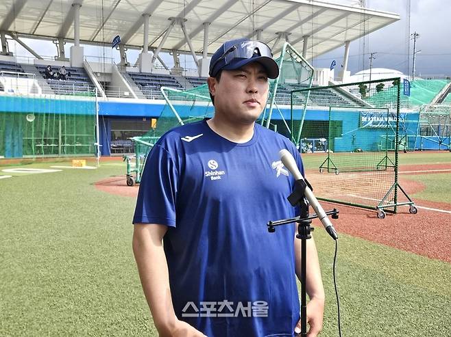 2026 WBC 대표팀 류현진이 16일 오키나와 가데나 구장에서 열린 훈련을 마친 후 인터뷰에 응했다. 오키나와 | 김동영 기자 raining99@sportsseoul.com