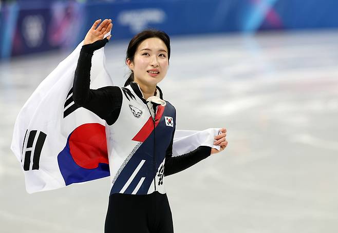 김길리가 16일(한국시간) 이탈리아 밀라노 아이스스케이팅 아레나에서 열린 2026 밀라노-코르티나 동계올림픽 쇼트트랙 여자 1000m 결승에서 동메달을 딴 후 관중을 향해 손을 흔들고 있다. 사진 | 연합뉴스