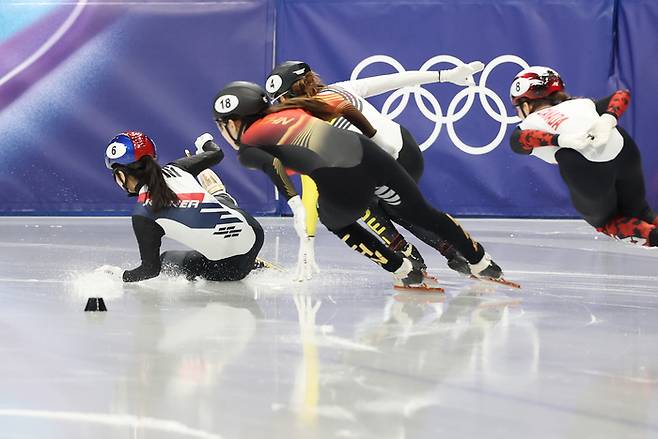 김길리가 16일(한국시간) 이탈리아 밀라노 아이스스케이팅 아레나에서 열린 2026 밀라노-코르티나담페초 동계올림픽 쇼트트랙 여자 1000m 준결승에서 상대선수 반칙으로 경기 도중 넘어지고 있다. 사진 | 연합뉴스