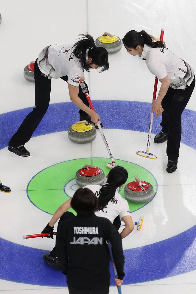 '테이크아웃 성공'

    (코르티나담페초=연합뉴스) 서대연 기자 = 15일(현지시간) 이탈리아 코르티나담페초 컬링 올림픽 스타디움에서 열린 2026 밀라노ㆍ코르티나담페초 동계올림픽 컬링 여자 라운드로빈 한국과 일본의 경기에서 한국 스톤이 버튼 인근 일본 스톤을 쳐내고 있다. 2026.2.15

    dwise@yna.co.kr

(끝)





<저작권자(c) 연합뉴스, 무단 전재-재배포, AI 학습 및 활용 금지>