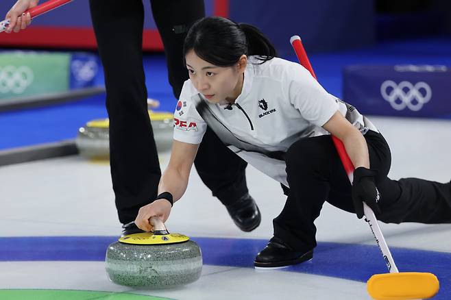 투구하는 김민지
(코르티나담페초=연합뉴스) 서대연 기자 = 15일(현지시간) 이탈리아 코르티나담페초 컬링 올림픽 스타디움에서 열린 2026 밀라노ㆍ코르티나담페초 동계올림픽 컬링 여자 라운드로빈 한국과 일본의 경기에서 한국 김민지가 투구하고 있다. 2026.2.15