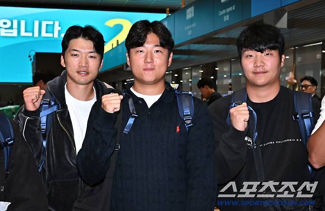 류지현 감독이 이끄는 대한민국 야구대표팀이 15일 2차 캠프가 열리는 일본 오키나와로 출국했다. 박해민, 송승기, 문보경이 포즈를 취하고 있다. 인천공항=박재만 기자 pjm@sportschosun.com/2026.02.15/