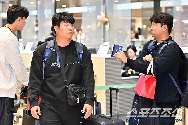 류지현 감독이 이끄는 대한민국 야구대표팀이 15일 2차 캠프가 열리는 일본 오키나와로 출국했다. 문보경이 출국장으로 향하고 있다. 인천공항=박재만 기자 pjm@sportschosun.com/2026.02.15/