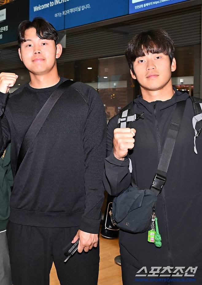 류지현 감독이 이끄는 대한민국 야구대표팀이 15일 2차 캠프가 열리는 일본 오키나와로 출국했다. 소형준, 박영현이 포즈를 취하고 있다. 인천공항=박재만 기자 pjm@sportschosun.com/2026.02.15/