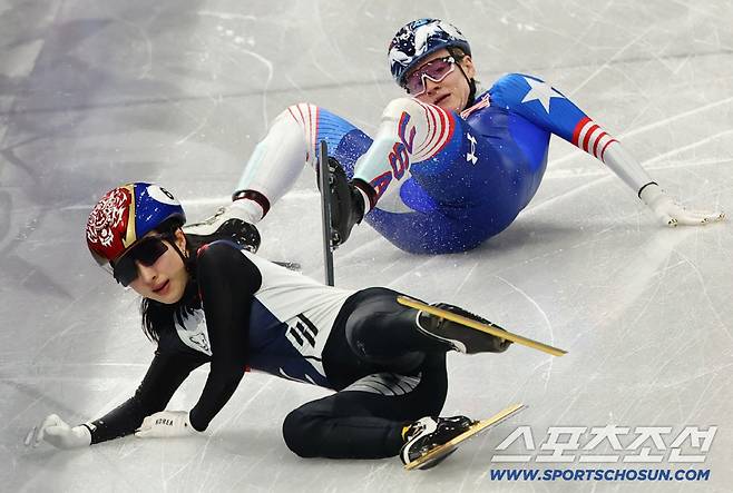 10일 이탈리아 밀라노 아이스스케이팅 아레나에서 쇼트트랙 혼성 계주 경기가 열렸다. 미국팀과 충돌하며 넘어진 김길리. 밀라노(이탈리아)=송정헌 기자songs@sportschosun.com/2026.02.10/