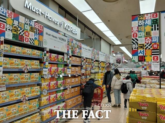 지난 11일 오후 7시 찾은 롯데마트 제타플렉스 서울역점에서 외국인들이 K-푸드 구역인 'Must-Haves of Korea : K-Food'에서 장을 보고 있다. /손원태 기자