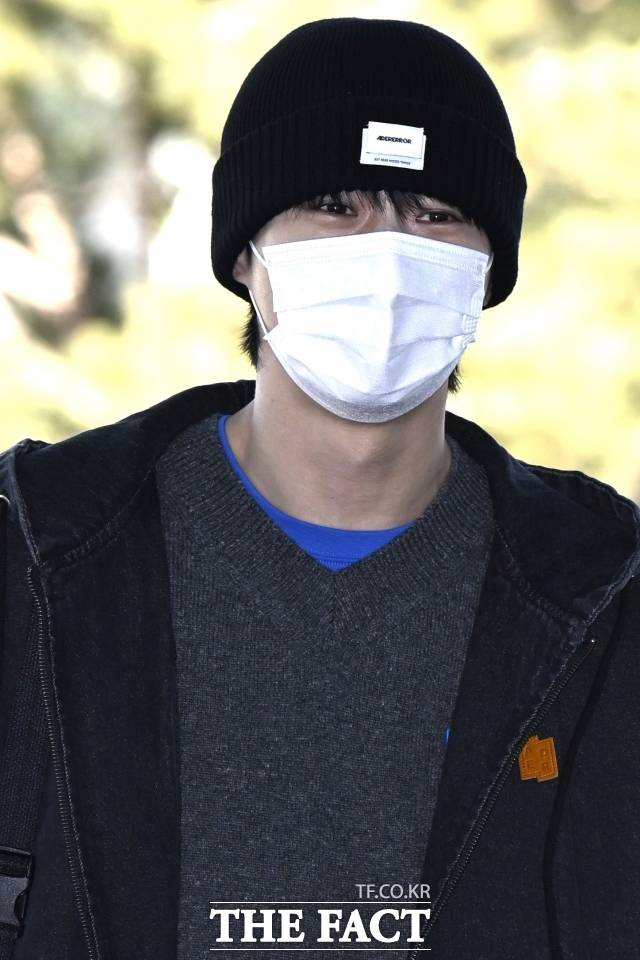 배우 변우석이 이른바 '공항 출국 마스크 논란'에 휩싸이며, '글로벌 스타로 성장한 배우가 어떤 태도와 자세로 대중 앞에 서야 하는가'라는 보다 본질적인 질문을 던졌다. 사진은 지난 9일 오후 해외 일정 참석으로 인천국제공항을 통해 중국 베이징으로 출국하는 장면. /송호영 기자