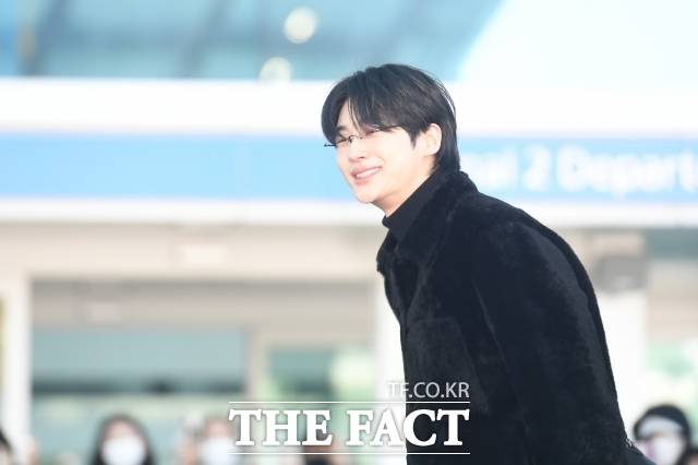 스타의 패션, 태도, 말 한마디, 행동 하나가 뉴스가 되고, 이는 개인을 향한 과도한 침해가 아니라, 이미 '공적 관심의 영역'에서 사회적 시선으로 비친다.사진은 지난해 2월 변우석이 '오니츠카타이거(Onitsuka Tiger)' 패션쇼 참석차 인천국제공항을 통해 밀라노로 출국하고 있다. /장윤석 기자