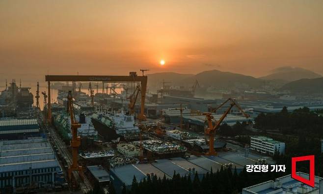 경남 거제 한화오션 옥포조선소 야드 도크에서 건조중인 액화천연가스(LNG) 운반선 위로 붉은 태양이 떠오르고 있다. 최근 미국은 낙후된 자국 조선 산업을 재건하기 위한 전략적 파트너로 한국을 주목하고 있다. 트럼프 행정부가 강력하게 추진하고 있는 조선산업 재건 정책에 따라 미국이 오는 2037년까지 상선과 액화천연가스(LNG) 운반선, 해군 군함 등 최대 448척의 선박을 발주할 것으로 전망된다. 강진형 기자