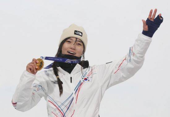 최가온이 2026 밀라노·코르티나 동계올림픽 스노보드 여자 하프파이프에서 금메달을 목에 건 뒤 환하게 웃고 있다. 리비뇨(이탈리아)=연합뉴스