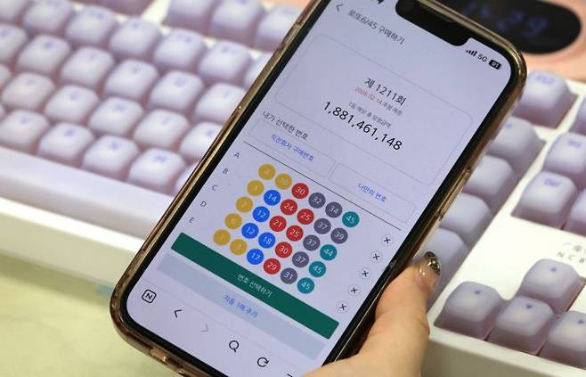 ** 드디어! 로또 모바일 구매 시작, 5천원 제한 속 '상생'의 비밀은?
**