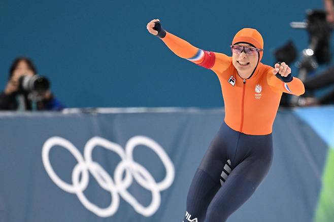 16일 이탈리아 밀라노 스피드 스케이팅 경기장에서 열린 밀라노-코르티나 2026 동계 올림픽 여자 스피드 스케이팅 500m 결승에서 금메달을 차지한 네덜란드 펨게 콕이 기뻐하고 있다./AFP 연합뉴스