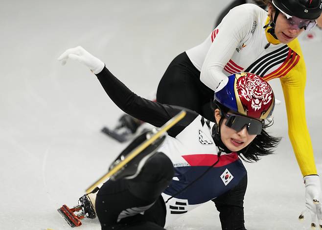 쇼트트랙 여자 1000미터 준결승에서 김길리가 벨기에 선수가 미는 바람에 넘어지고 있다./AP 연합뉴스