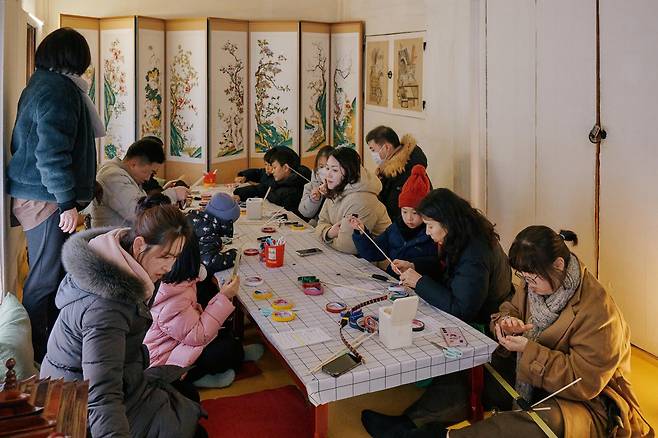 지난해 설 연휴 서울 중구 남산골한옥마을에서 열린 ‘투호만들기’ 프로그램에 참여한 시민들. 서울시 제공