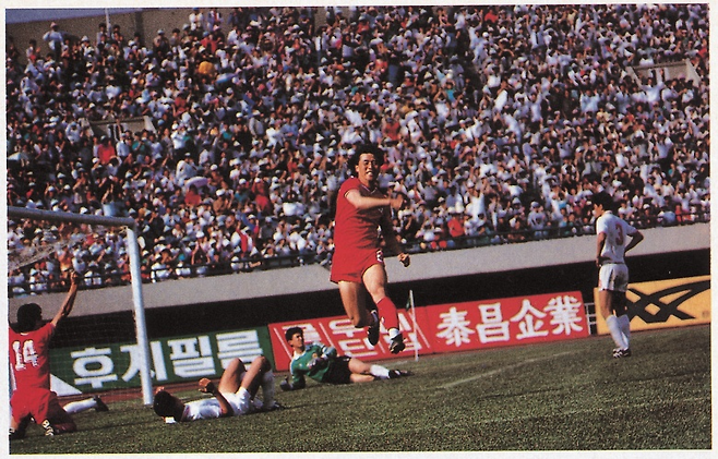 최순호가 친구 이태호(가운데)를 다시 ‘일본 킬러’로 만들어 준 장면. 1989년 한일 정기전에서 이태호가 후반 결승골을 터트린 뒤 환호하고 있다. 왼쪽 등번호 14번이 이태호에게 완벽한 패스를 내 준 최순호다. 양팔을 쳐들며 기뻐하고 있다. 대한축구협회 제공