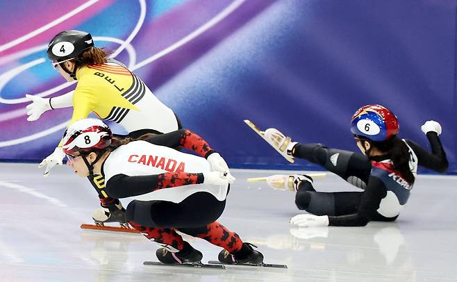 김길리가 1000m 준결선에서 하나 데스멧의 접촉으로 넘어지고 있다. 2위를 달리고 있던 김길리는 데스멧이 페널티를 받으면서 구제받아 파이널 A에 올랐다. 밀라노=뉴시스