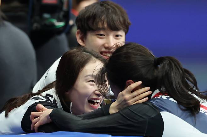 여자 1000m에서 동메달을 딴 김길리(오른쪽)을 반겨주는 최민정(왼쪽 아래)과 임종언. 밀라노=뉴스1