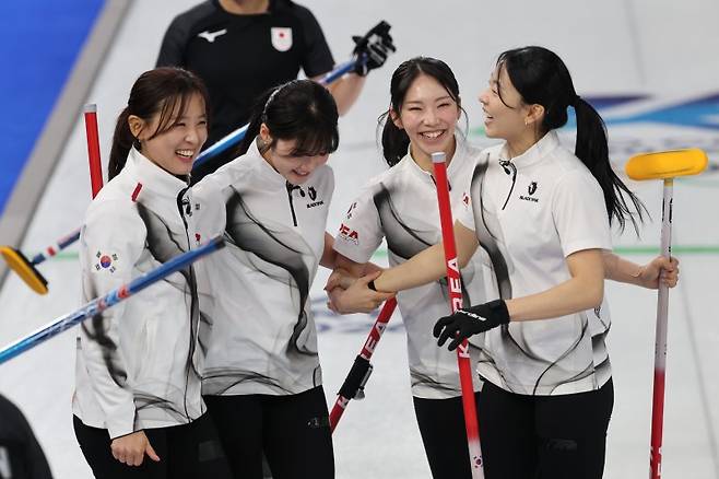 15일(현지시간) 이탈리아 코르티나담페초 컬링 올림픽 스타디움에서 열린 2026 밀라노ㆍ코르티나담페초 동계올림픽 컬링 여자 라운드로빈 한국과 일본의 경기에서 한국 대표팀이 7대5로 이긴 뒤 기뻐하고 있다.연합뉴스