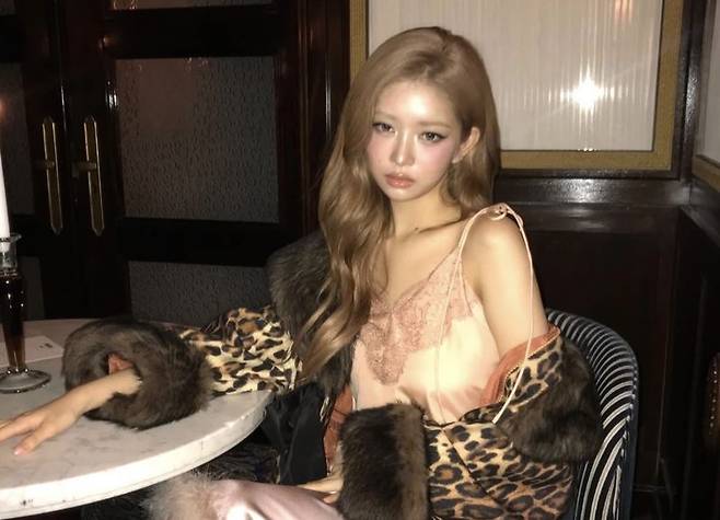 걸그룹 아이브 멤버 레이가 갸루 스타일의 메이크업과 패션을 선보였다. 아이브 레이 인스타그램