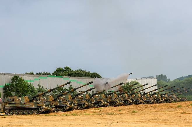 육군 제11기동사단 용포여단이 지난해 7월 경기 포천시 다락대훈련장에서 포탄 사격 훈련을 실시한 가운데 K9A1 자주포가 목표 지점을 향해 사격하고 있다. 뉴스1
