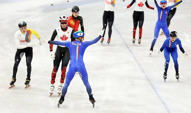 이탈리아 쇼트트랙 대표팀이 10일(현지시간) 이탈리아 밀라노 아이스 스케이팅 아레나에서 열린 혼성 2,000m 계주 결승에서 우승이 확정되자 환호하고 있다.뉴스1