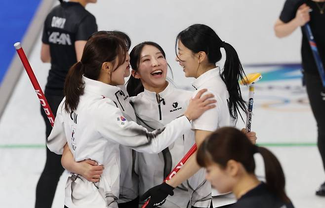 지난 15일(현지시간) 이탈리아 코르티나담페초 컬링 올림픽 스타디움에서 열린 2026 밀라노ㆍ코르티나담페초 동계올림픽 컬링 여자 라운드로빈 한국과 일본의 경기에서 한국 대표팀이 이긴 뒤 기뻐하고 있다. 연합뉴스