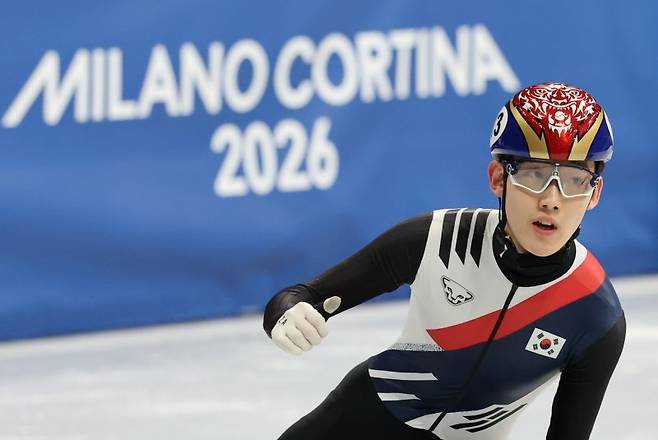 쇼트트랙 임종언이 16일(현지시간) 이탈리아 밀라노 아이스스케이팅 아레나에서 열린 2026 밀라노·코르티나담페초 동계올림픽 쇼트트랙 남자 5000m 계주 준결승에서 1위로 통과하고 있다.2026.2.16/뉴스1 /사진=뉴스1화상