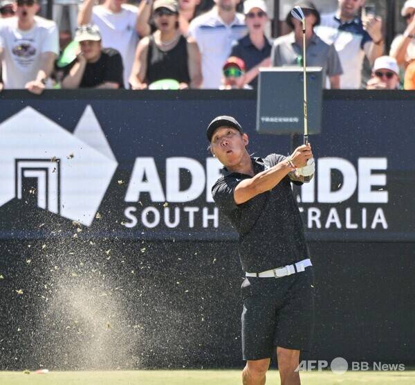 2026년 LIV 골프 시리즈 호주 애들레이드 대회 우승을 차지한 앤서니 김(미국)이 최종라운드에서 경기하는 모습이다. 사진제공=ⓒAFPBBNews = News1 (사진을 무단으로 사용하지 마십시오.)