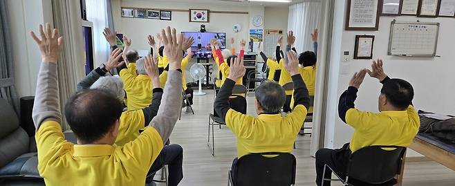 대전 유성구 스마트 경로당에서 어르신들은 화면을 통해 강사와 대화하며 건강체조 교실에 참여하고 있다. 유성구노인복지관 제공