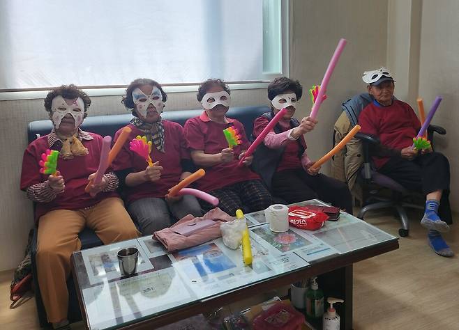 실시간 화상 시스템을 활용해 경로당끼리 퀴즈 대회, 노래자랑, 윷놀이 대회 등을 펼치면 어르신들이 경로당별로 단체 유니폼을 맞춰 입고 응원전에 나선다. 유성구노인복지관 제공