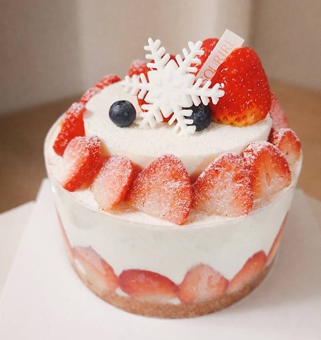경기도 안양의 수리르 케이크. 크리스마스용 케이크는 장식도 너무 귀여운데, 사실 딸기만큼 이 장식들을 잘 소화할 수 있는 과일도 없다는 생각이다.