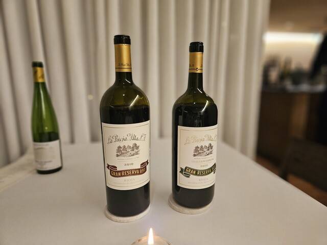 지난 연말 ‘기가스’에서 잔으로 주문해 시음한 ‘라 리오하 알타 그란 레제르바 890’ 2010 빈티지(가운데)와 ‘라 리오하 알타 그란 레제르바 904’ 2015 빈티지(오른쪽). 천호성 기자