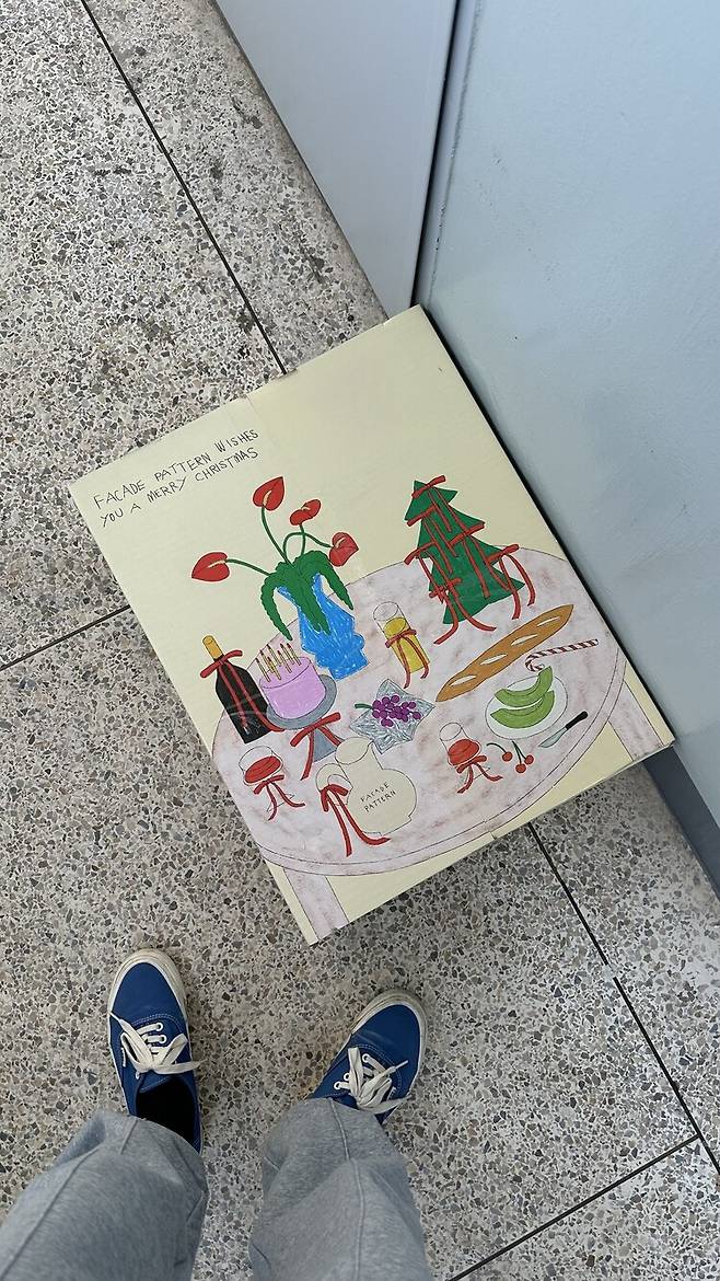 꽤 큰 택배가 도착했습니다. 종일 문 앞에 있던 택배 상자는 무엇을 보고 듣고 있었을까 생각하니 슬슬 글이 쓰고 싶어졌습니다. 2026년 1월 집 앞에 도착한 택배. 박은지 제공