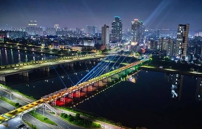 2024년 4월25일부터 28일까지 전국생활체육대축전 기간에 진행된 울산교 빛쇼. 울산시 제공