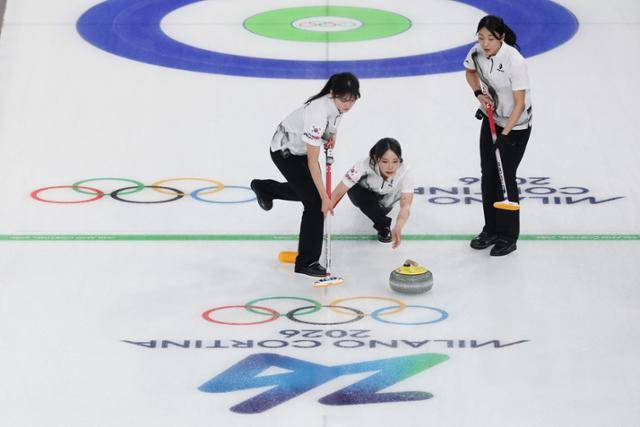 15일 이탈리아 코르티나담페초 컬링 올림픽 스타디움에서 열린 2026 밀라노ㆍ코르티나담페초 동계올림픽 컬링 여자 라운드 로빈 한국과 일본의 경기에서 한국 김수지가 투구하고 있다. 코르티나담페초=연합뉴스