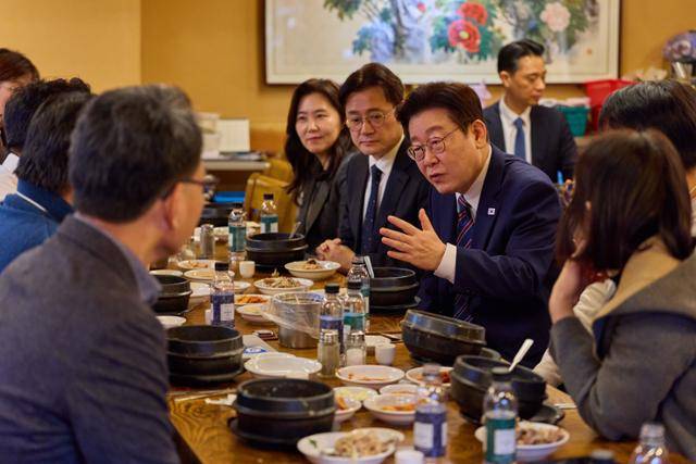 이재명 대통령이 12일 청와대 인근 삼계탕 집에서 홍익표 정무수석 등 참모진과 오찬을 하고 있다. 청와대 제공