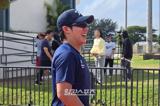14일 사이판 올레나이 콤플레스에서 문동주와 캐치볼을 하며 환하게 웃는 원태인. 사이판=윤승재 기자
