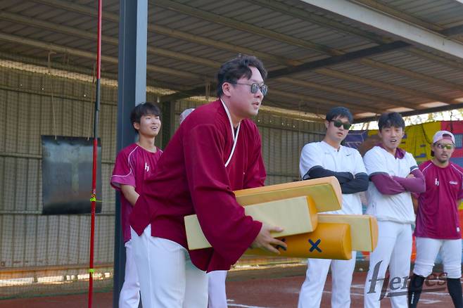키움 안치홍이 설맞이 윷놀이에 임하고 있다. 사진=키움 히어로즈