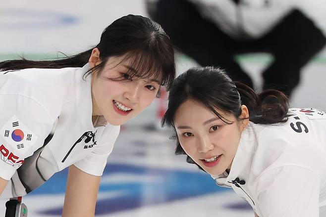 15일(현지시간) 이탈리아 코르티나담페초 컬링 올림픽 스타디움에서 열린 2026 밀라노 코르티나담페초 동계올림픽 컬링 여자 라운드로빈 일본과 경기에서 한국의 설예은(왼쪽)과 김수지가 4엔드 마지막 스톤 투구 때 밝은 표정으로 스위핑하고 있다. 결과는 한국 1점 득점. 연합뉴스