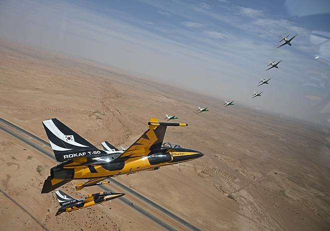 4일 리야드 컨벤션 센터 상공을 비행하고 있는 블랙이글스. 사진 공군