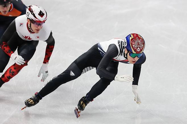 쇼트트랙 대표팀 황대헌이 10일(현지시간) 이탈리아 밀라노 아이스스케이팅 아레나에서 열린 쇼트트랙 남자 1000m 예선에서 질주하고 있다. 김종호 기자. 2026.02.10.