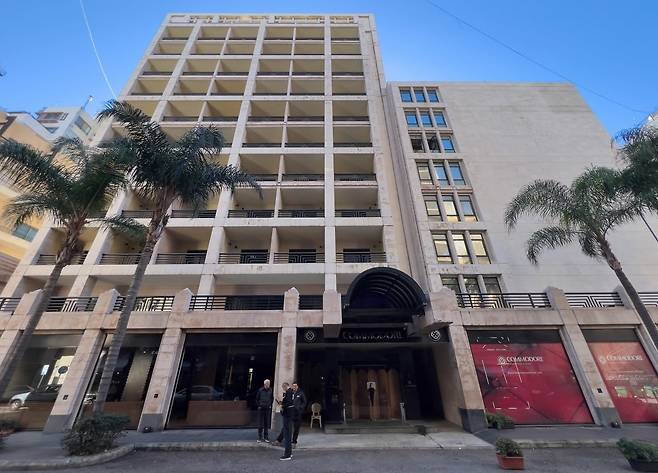 지난달 레바논 베이루트의 한 호텔 밖에 사람들이 서 있다. 사진=AP