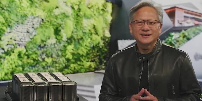 HBM3가 탑재된 H100을 소개하고 있는 젠슨 황 엔비디아 CEO / 엔비디아 제공