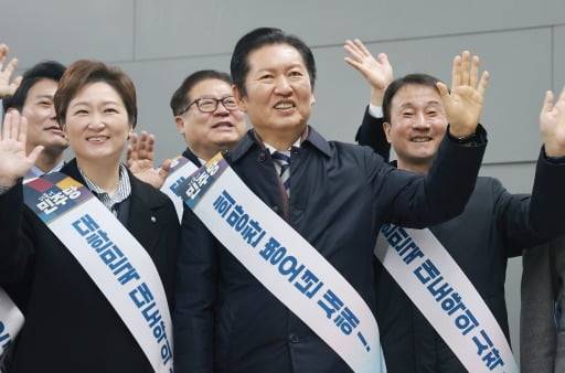 정청래 더불어민주당 대표가 설 명절을 앞둔 13일 서울 용산역에서 귀성객에게 인사하고 있다. (사진=이솔 기자)