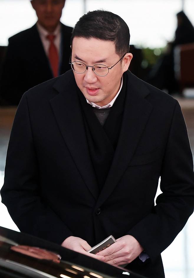 방중 경제사절단 일정을 마친 구광모 LG그룹 회장이 1월 6일 오후 서울 강서구 김포 비즈니스 항공센터(SGBAC)를 통해 귀국하고 있다. 사진=뉴스1
