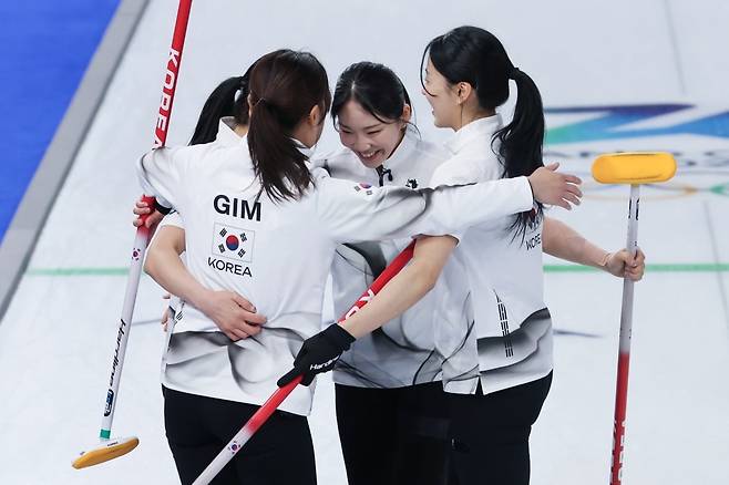 15일(현지시간) 이탈리아 코르티나담페초 컬링 올림픽 스타디움에서 열린 2026 밀라노ㆍ코르티나담페초 동계올림픽 컬링 여자 라운드로빈 한국과 일본의 경기에서 한국 대표팀이 7대5로 이긴 뒤 기뻐하고 있다. (사진=연합뉴스)