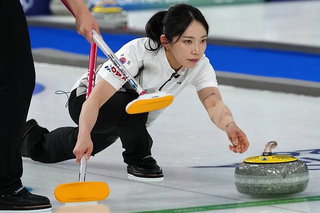 15일(현지시간) 이탈리아 코르티나담페초 컬링 올림픽 스타디움에서 열린 2026 밀라노ㆍ코르티나담페초 동계올림픽 컬링 여자 라운드로빈 한국과 일본의 경기에서 한국 김수지가 투구하고 있다. AP|연합뉴스