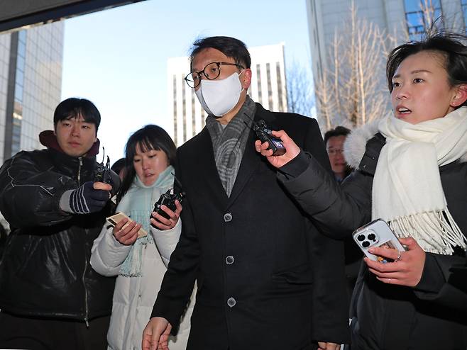 지난 9월 국정감사를 앞두고 더불어민주당 전 김병기 전 원내대표를 만나 식사를 한 박대준 전 쿠팡대표가 8일 경찰 조사를 받기 위해 서울경찰청 마포청사에 참고인 신분으로 출석하고 있다. 연합뉴스